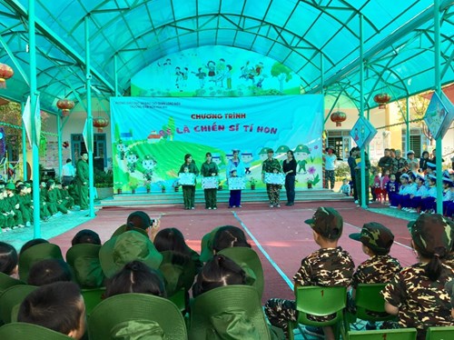 Trường mầm non Hoa Mai tổ chức chương trình bé là chiến sĩ tí hon cho các bé khối mẫu giáo lớn.